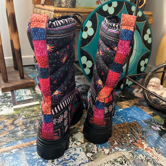 FARM RIO Scarf Chunky Lug Sole Tall Puffer Boot Bright Multicolor *9.5*Like New - Picture 9 of 16